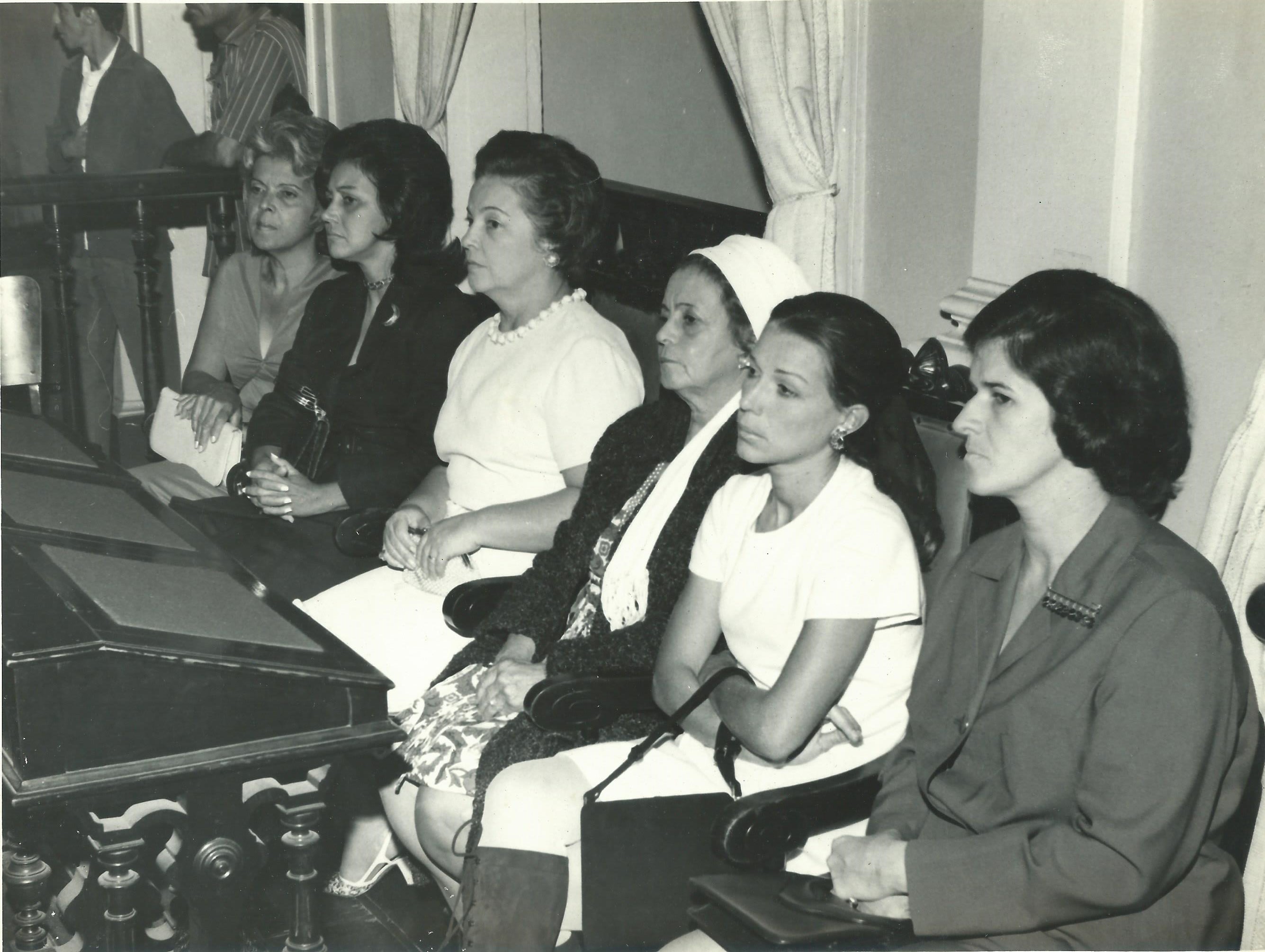 Ao meio a senhora Eli, esposa de Rockefeller de Lima,e ao seu lado, a esquerda de preto, a Sra. Zaíra Paes Barbosa, esposa do Prefeito José Carlos Barbosa